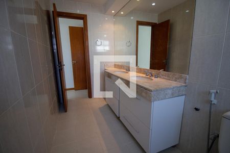 Apartamento à venda com 182m², 4 quartos e 3 vagasBanheiro da Suíte 1