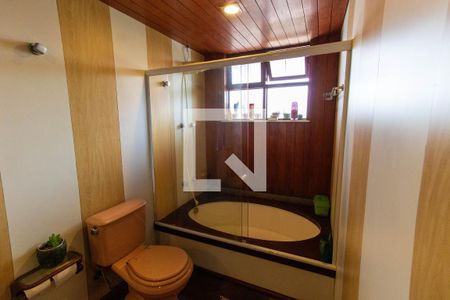 Casa à venda com 635m², 4 quartos e 4 vagasBanheiro da Suíte 2