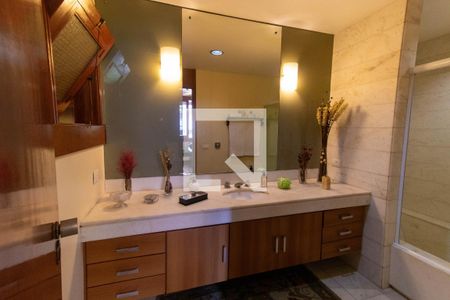 Casa à venda com 635m², 4 quartos e 4 vagasBanheiro da Suíte 1