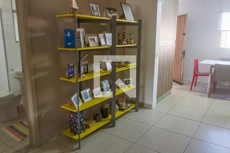 Detalhe da sala de casa para alugar com 3 quartos, 125m² em Nova Mirim, Praia Grande