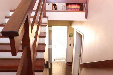 Casa à venda com 350m², 3 quartos e 2 vagasEscada