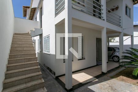 Casa à venda com 525m², 6 quartos e 5 vagas Casa à venda com 525m², 6 quartos e 5 vagasFachada