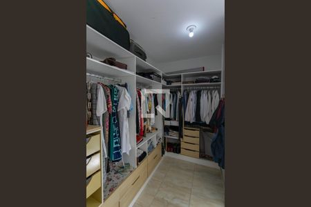 Casa à venda com 525m², 6 quartos e 5 vagas Casa à venda com 525m², 6 quartos e 5 vagasCloset do quarto