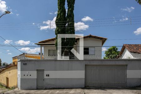 Casa à venda com 525m², 6 quartos e 5 vagas Casa à venda com 525m², 6 quartos e 5 vagasFachada