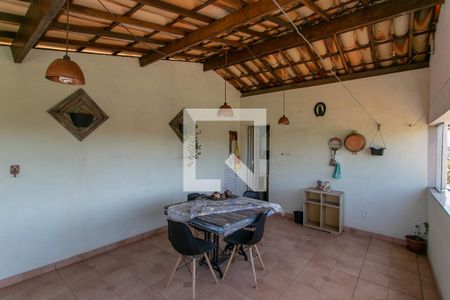 Casa à venda com 525m², 6 quartos e 5 vagas Casa à venda com 525m², 6 quartos e 5 vagasTerraço