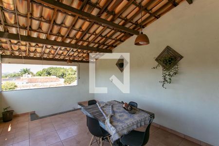 Casa à venda com 525m², 6 quartos e 5 vagas Casa à venda com 525m², 6 quartos e 5 vagasTerraço