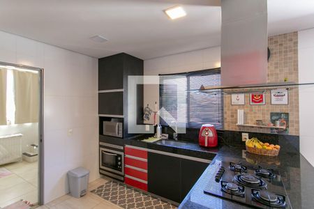 Casa à venda com 525m², 6 quartos e 5 vagas Casa à venda com 525m², 6 quartos e 5 vagasCozinha