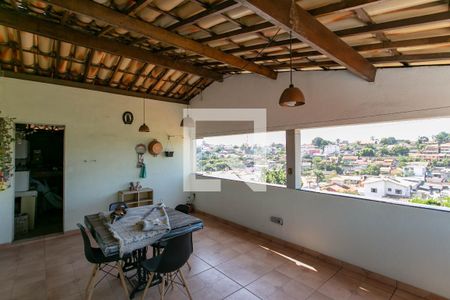 Casa à venda com 525m², 6 quartos e 5 vagas Casa à venda com 525m², 6 quartos e 5 vagasTerraço
