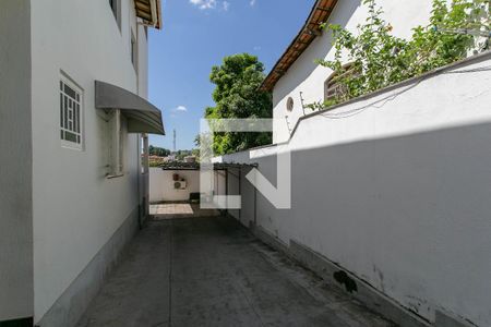 Casa à venda com 525m², 6 quartos e 5 vagas Casa à venda com 525m², 6 quartos e 5 vagasGaragem