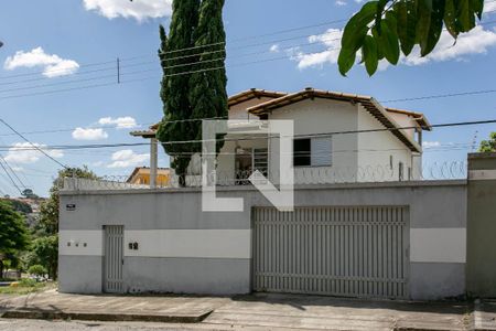 Casa à venda com 525m², 6 quartos e 5 vagas Casa à venda com 525m², 6 quartos e 5 vagasFachada