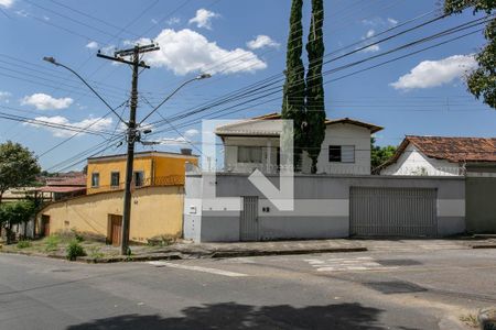 Casa à venda com 525m², 6 quartos e 5 vagas Casa à venda com 525m², 6 quartos e 5 vagasFachada