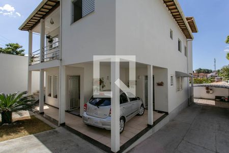 Casa à venda com 525m², 6 quartos e 5 vagas Casa à venda com 525m², 6 quartos e 5 vagasFachada