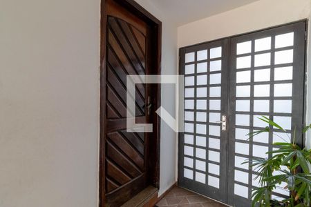 Casa à venda com 180m², 3 quartos e 2 vagas Casa à venda com 180m², 3 quartos e 2 vagasEntrada