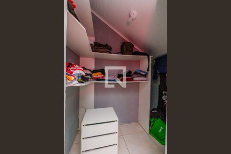 Casa de condomínio à venda com 370m², 4 quartos e 4 vagasCloset