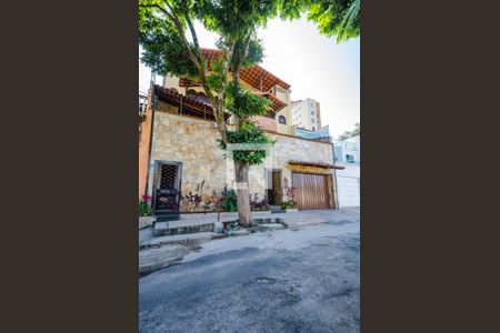 Casa à venda com 900m², 4 quartos e 3 vagasFachada