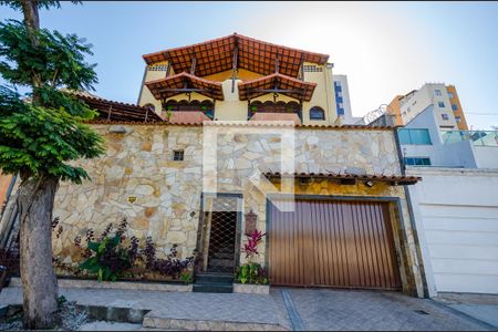 Casa à venda com 900m², 4 quartos e 3 vagasFachada