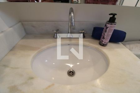 Apartamento à venda com 105m², 2 quartos e 2 vagasPia banheiro da suíte 2