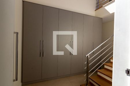 Casa de condomínio para alugar com 412m², 5 quartos e 4 vagasEscada