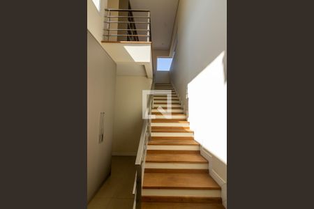 Casa de condomínio para alugar com 412m², 5 quartos e 4 vagasEscada