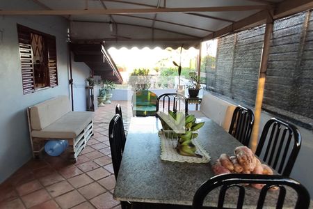 Casa à venda com 180m², 3 quartos e 2 vagas Casa à venda com 180m², 3 quartos e 2 vagasVaranda gourmet