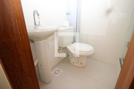 Banheiro de kitnet/studio para alugar com 1 quarto, 29m² em Santana, Porto Alegre
