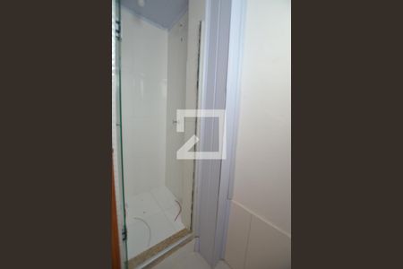 Banheiro de kitnet/studio para alugar com 1 quarto, 29m² em Santana, Porto Alegre