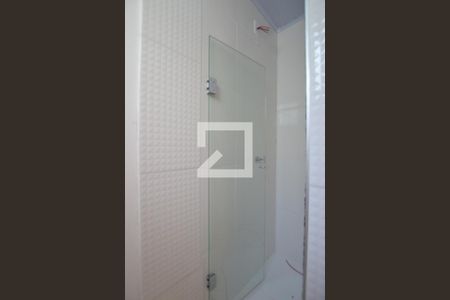 Banheiro de kitnet/studio para alugar com 1 quarto, 29m² em Santana, Porto Alegre