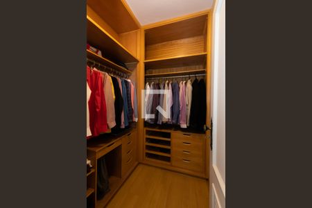 Casa de condomínio à venda com 550m², 4 quartos e 6 vagasCloset da suíte