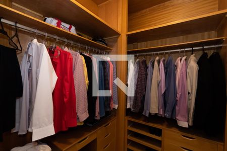 Casa de condomínio à venda com 550m², 4 quartos e 6 vagasCloset da suíte