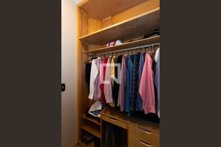 Casa de condomínio à venda com 550m², 4 quartos e 6 vagasCloset da suíte