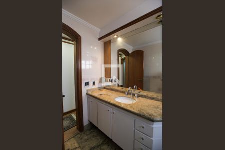 Apartamento à venda com 211m², 3 quartos e 3 vagas Apartamento à venda com 211m², 3 quartos e 3 vagasBanheiro da Suíte 1