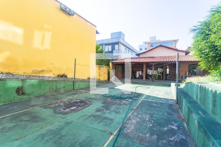 Casa à venda com 720m², 4 quartos e 4 vagas Casa à venda com 720m², 4 quartos e 4 vagasQuadra Esportiva