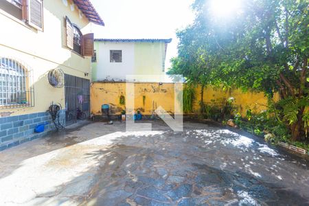 Casa à venda com 720m², 4 quartos e 4 vagas Casa à venda com 720m², 4 quartos e 4 vagasQuintal