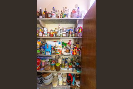 Casa à venda com 720m², 4 quartos e 4 vagas Casa à venda com 720m², 4 quartos e 4 vagasDespensa