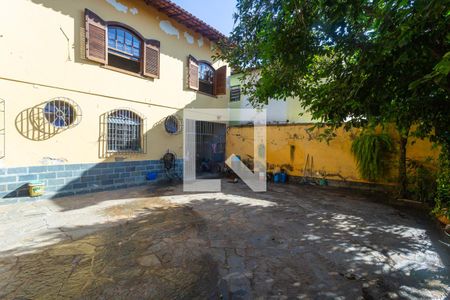 Casa à venda com 720m², 4 quartos e 4 vagas Casa à venda com 720m², 4 quartos e 4 vagasQuintal