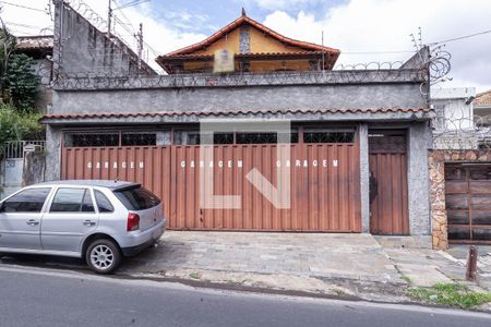 Casa à venda com 300m², 4 quartos e 3 vagasFachada