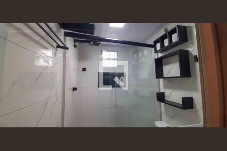 Banheiro de kitnet/studio para alugar com 1 quarto, 20m² em Jardim Ivana, São Paulo