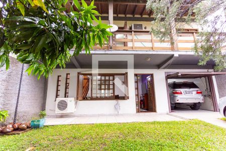 Casa à venda com 230m², 3 quartos e 2 vagas Casa à venda com 230m², 3 quartos e 2 vagasFachada