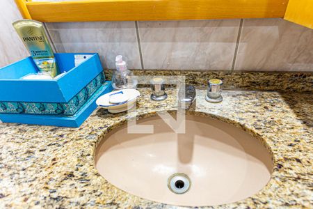 Casa à venda com 230m², 3 quartos e 2 vagas Casa à venda com 230m², 3 quartos e 2 vagasBanheiro Social