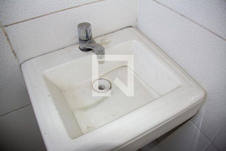 Banheiro de kitnet/studio para alugar com 1 quarto, 23m² em Colubande, São Gonçalo