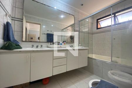 Apartamento à venda com 213m², 5 quartos e 4 vagas Apartamento à venda com 213m², 5 quartos e 4 vagasBanheiro da Suíte 1