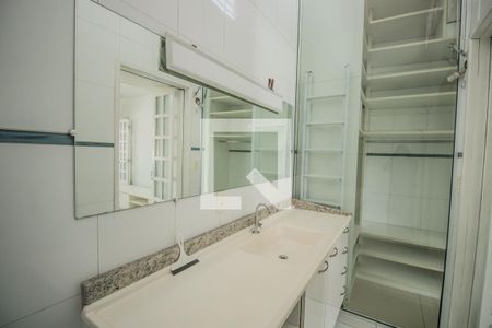 Casa à venda com 215m², 3 quartos e 3 vagasBanheiro 3 - Suíte 2