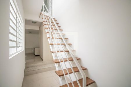 Casa à venda com 215m², 3 quartos e 3 vagasEscada