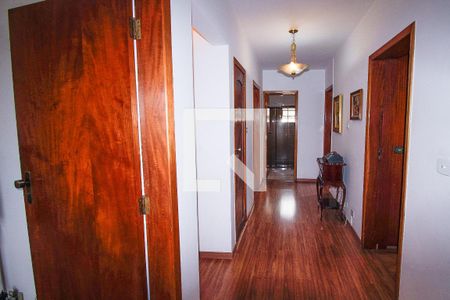 Casa à venda com 301m², 5 quartos e 5 vagasCorredor