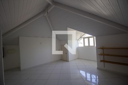 Casa de condomínio à venda com 170m², 4 quartos e 2 vagasSotão