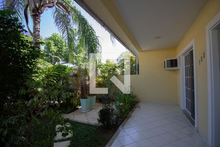 Casa de condomínio à venda com 170m², 4 quartos e 2 vagasVaranda