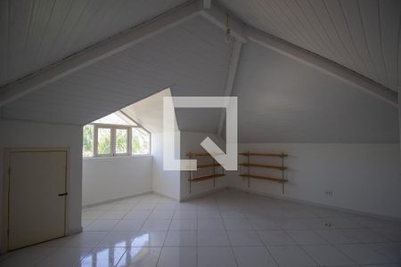 Casa de condomínio à venda com 170m², 4 quartos e 2 vagasSotão