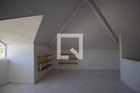 Casa de condomínio à venda com 170m², 4 quartos e 2 vagasSotão