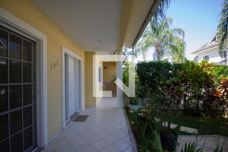 Casa de condomínio à venda com 170m², 4 quartos e 2 vagasVaranda