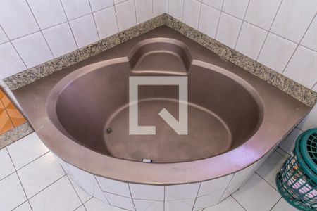 Casa à venda com 265m², 6 quartos e 5 vagasBanheiro das Suítes 2 e 3